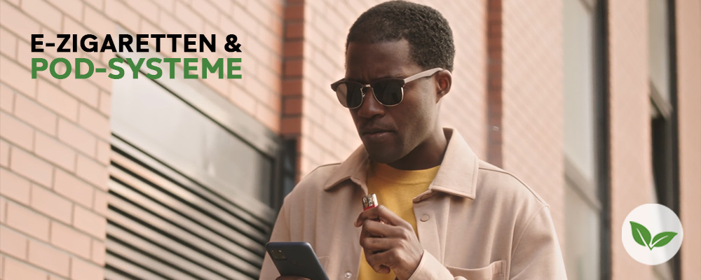 Raucher, der an einer E-Zigarette zieht