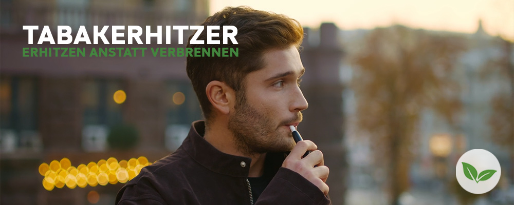 Raucher, der an einem Tabakstick eines Tabakerhitzers zieht