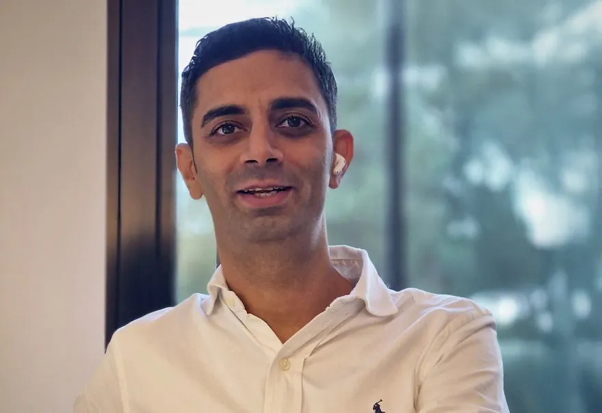 Geschäftsführer Benti im Büro von Onlinetabakshop in Bergisch Gladbach