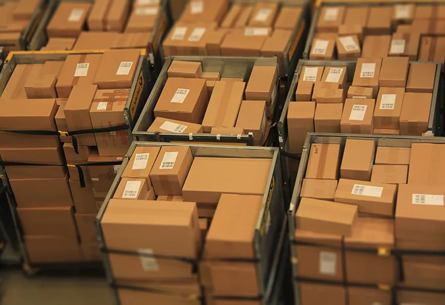 Unser Lager mit unzähligen Paketen